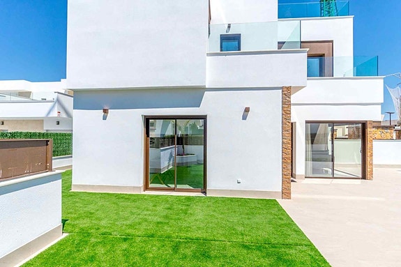 SOLGT!  Bolig med takterrasse | 3 soverom og 3 bad | God uteplass med eget basseng | Uinnredet underetasje