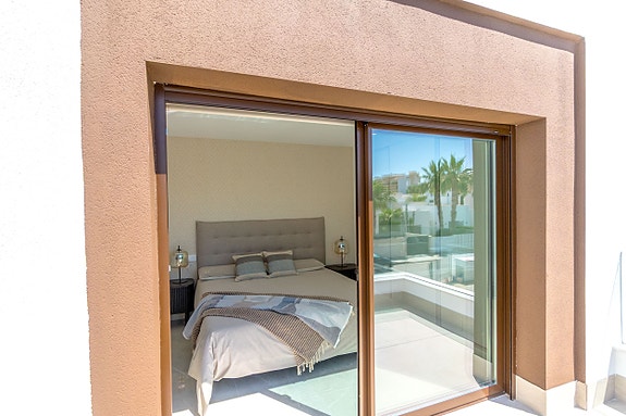 Stor familiebolig med basseng, takterrasse og fleksibel underetasje - 3 soverom og 3 bad