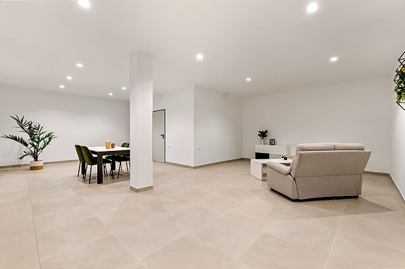 Stor familiebolig med basseng, takterrasse og fleksibel underetasje - 3 soverom og 3 bad