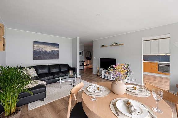 Denne flotte leiligheten i høy 1. etasje kombinerer moderne komfort og praktisk funksjonalitet, med en åpen løsning mellom stue og kjøkken som gir en lys og luftig atmosfære.