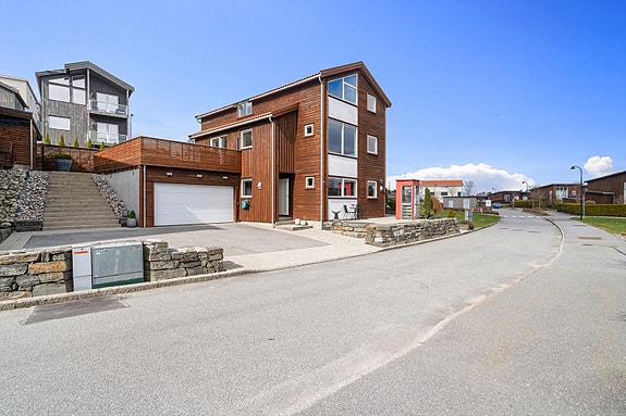 Velkommen til Kong Haakons veg 73 - presenteres av Gro Anita Nøkland i EiendomsMegler1 Jærmegleren