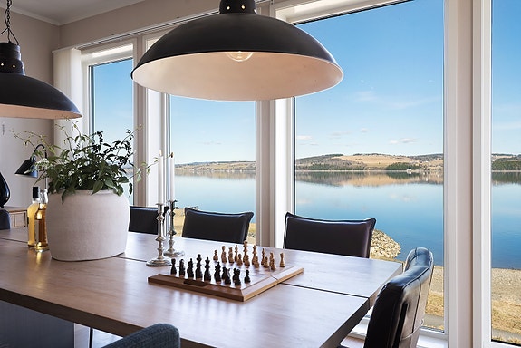 Når Mjøsa strekker seg inn i boligen.