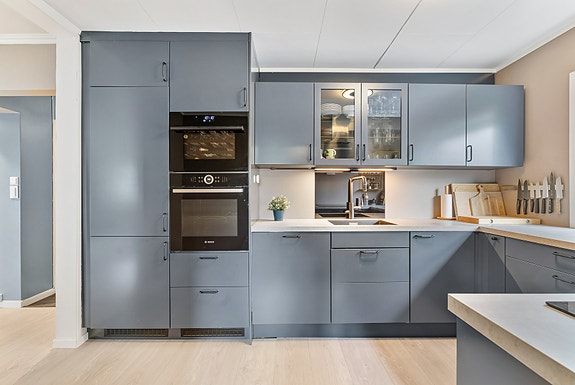 Integrerte hvitevarer som stekevon, vinskap, oppvaskmaskin, induksjonstopp og kjøl/fryseskap følger med.