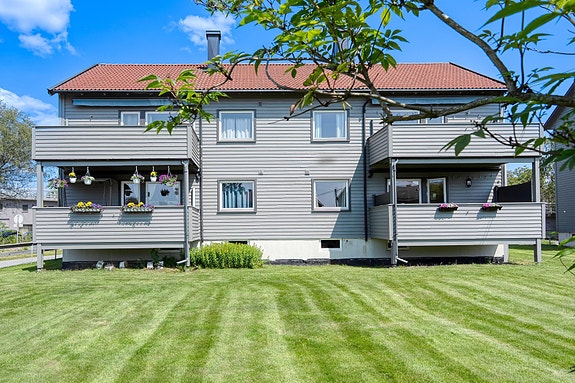 Firemannsbolig hvor leiligheten ligger i 1.etasje til høyre.