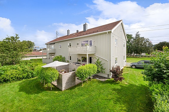 Leiligheten har en fantastisk beliggenhet, i rolige, grønne og solrike omgivelser.