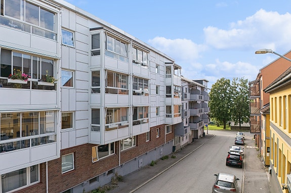 Lys og romslig 3-roms midt i Hamar sentrum - Velkommen til Storhamargata 24B!