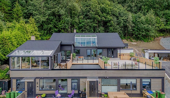 EiendomsMegler 1 v/Frank Robert Bae har gleden av å presentere en meget flott familiebolig beliggende på Vikhammer!