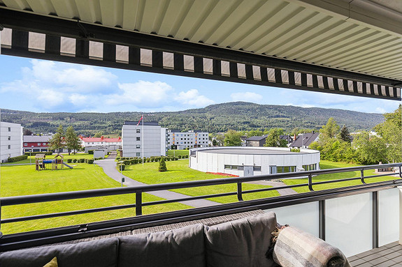 Lys og lun innglasset balkong - rom for trivsel året rundt.