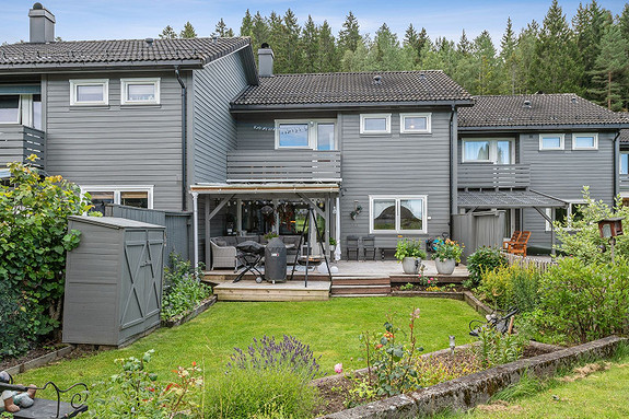 Ideell uteplass for småbarnsfamilier og hageinteresserte. Overbygd del gir ly for vær og vind, perfekt for grillkvelder og utemøbler.
