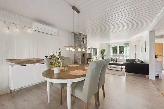 Lys og luftig stue med god plass til både sofa og spisebord.