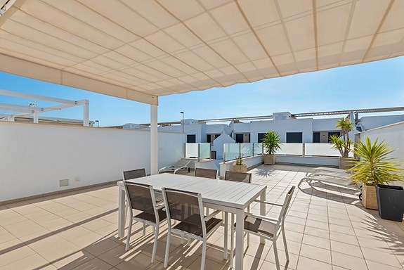 RESERVERT! Ferdig møblert! Moderne rekkehus på 1 plan med stor takterrasse og privat basseng - 3 soverom og 2 bad