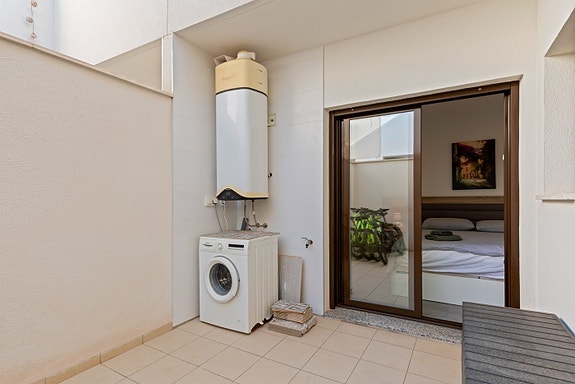 RESERVERT! Ferdig møblert! Moderne rekkehus på 1 plan med stor takterrasse og privat basseng - 3 soverom og 2 bad