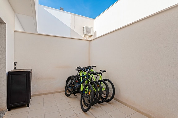 RESERVERT! Ferdig møblert! Moderne rekkehus på 1 plan med stor takterrasse og privat basseng - 3 soverom og 2 bad