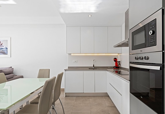 RESERVERT! Ferdig møblert! Moderne rekkehus på 1 plan med stor takterrasse og privat basseng - 3 soverom og 2 bad