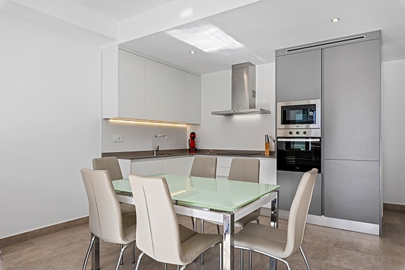 RESERVERT! Ferdig møblert! Moderne rekkehus på 1 plan med stor takterrasse og privat basseng - 3 soverom og 2 bad