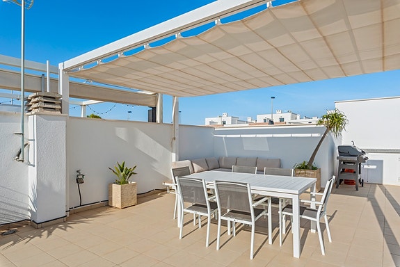 RESERVERT! Ferdig møblert! Moderne rekkehus på 1 plan med stor takterrasse og privat basseng - 3 soverom og 2 bad