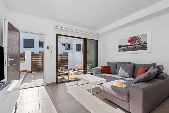 RESERVERT! Ferdig møblert! Moderne rekkehus på 1 plan med stor takterrasse og privat basseng - 3 soverom og 2 bad