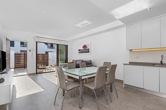 RESERVERT! Ferdig møblert! Moderne rekkehus på 1 plan med stor takterrasse og privat basseng - 3 soverom og 2 bad