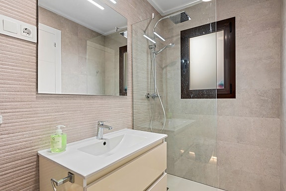 RESERVERT! Ferdig møblert! Moderne rekkehus på 1 plan med stor takterrasse og privat basseng - 3 soverom og 2 bad