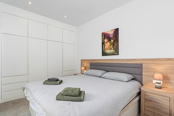 RESERVERT! Ferdig møblert! Moderne rekkehus på 1 plan med stor takterrasse og privat basseng - 3 soverom og 2 bad