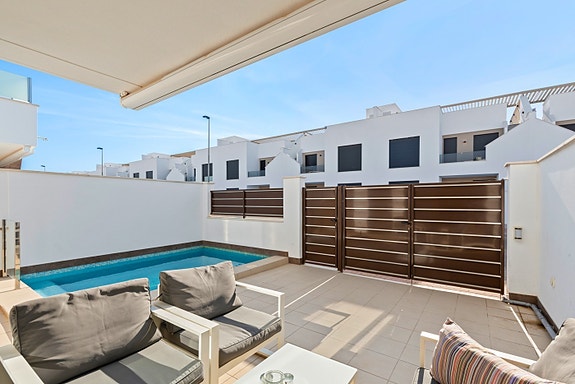 RESERVERT! Ferdig møblert! Moderne rekkehus på 1 plan med stor takterrasse og privat basseng - 3 soverom og 2 bad