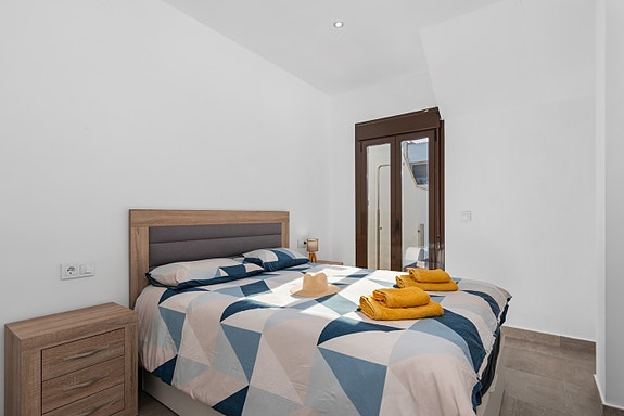 RESERVERT! Ferdig møblert! Moderne rekkehus på 1 plan med stor takterrasse og privat basseng - 3 soverom og 2 bad