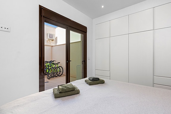 RESERVERT! Ferdig møblert! Moderne rekkehus på 1 plan med stor takterrasse og privat basseng - 3 soverom og 2 bad