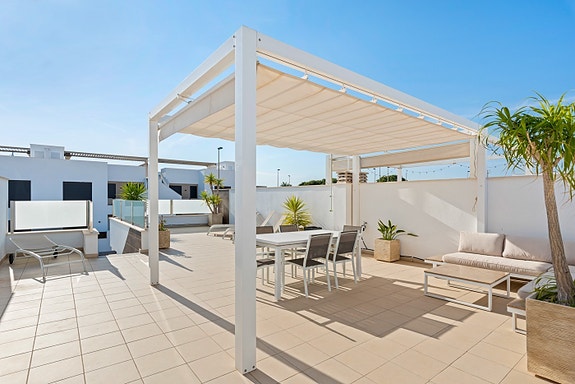 RESERVERT! Ferdig møblert! Moderne rekkehus på 1 plan med stor takterrasse og privat basseng - 3 soverom og 2 bad