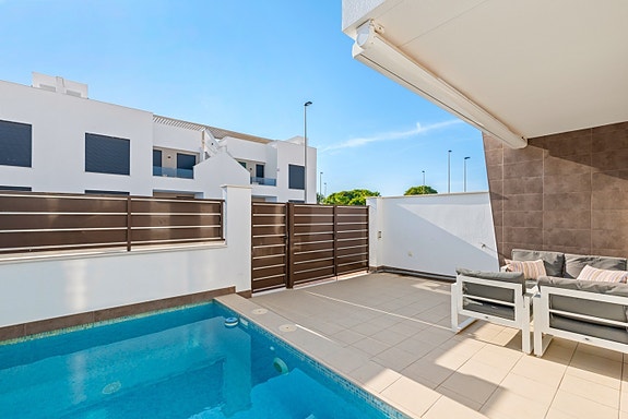 RESERVERT! Ferdig møblert! Moderne rekkehus på 1 plan med stor takterrasse og privat basseng - 3 soverom og 2 bad