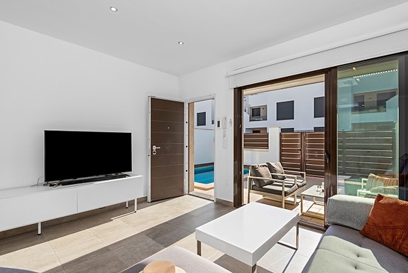 RESERVERT! Ferdig møblert! Moderne rekkehus på 1 plan med stor takterrasse og privat basseng - 3 soverom og 2 bad