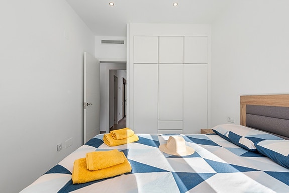 RESERVERT! Ferdig møblert! Moderne rekkehus på 1 plan med stor takterrasse og privat basseng - 3 soverom og 2 bad