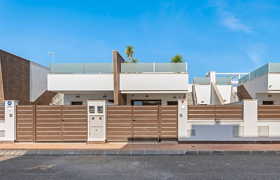 RESERVERT! Ferdig møblert! Moderne rekkehus på 1 plan med stor takterrasse og privat basseng - 3 soverom og 2 bad