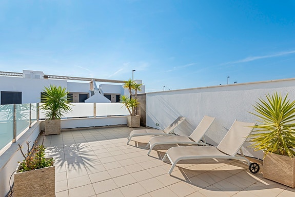 RESERVERT! Ferdig møblert! Moderne rekkehus på 1 plan med stor takterrasse og privat basseng - 3 soverom og 2 bad