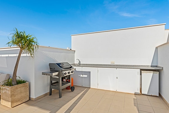 RESERVERT! Ferdig møblert! Moderne rekkehus på 1 plan med stor takterrasse og privat basseng - 3 soverom og 2 bad