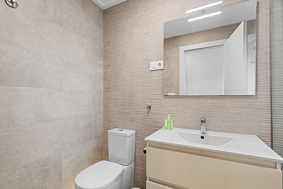 RESERVERT! Ferdig møblert! Moderne rekkehus på 1 plan med stor takterrasse og privat basseng - 3 soverom og 2 bad