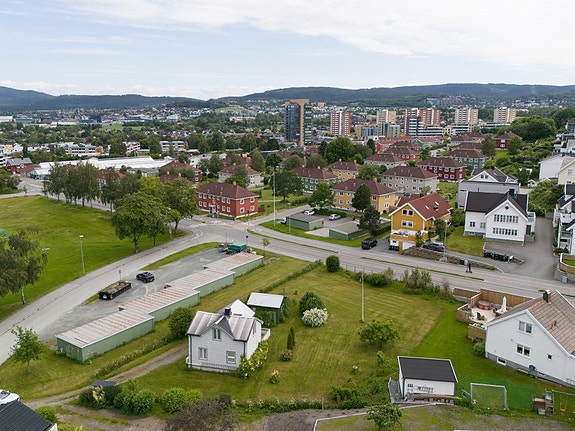 Velkommen til Clara Holsts veg 6! Frittliggende enebolig på stor eiendomstomt.