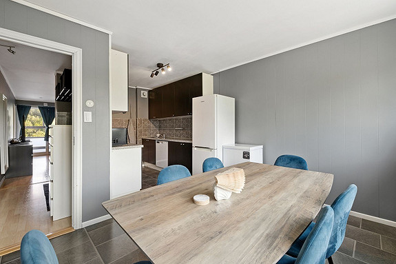 Funksjonelt kjøkken med moderne uttrykk - designet for effektiv matlaging og hyggelige måltider.