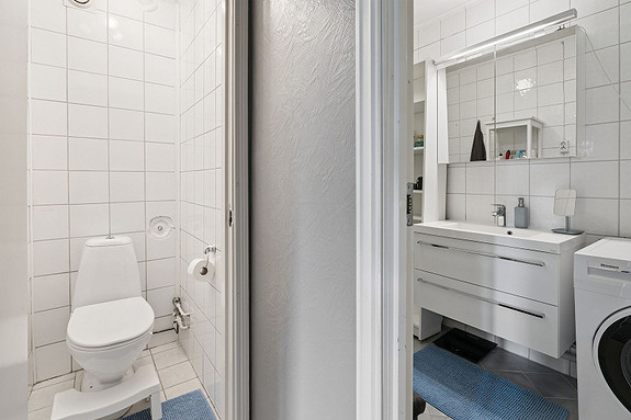 Effektivt oppsett med moderne innredning og praktiske løsninger.