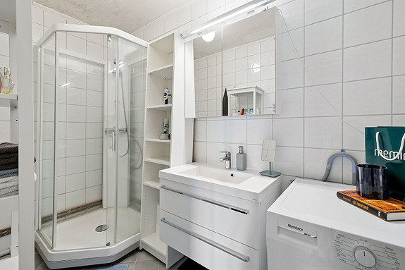Effektivt utnyttet med praktisk innredning og godt med oppbevaringsplass.
