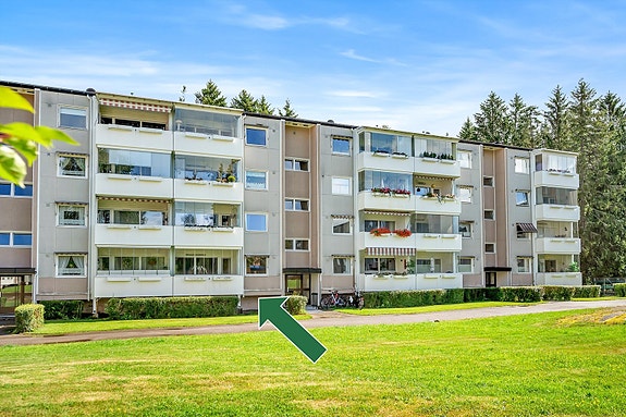 Høy, gjennomgående 1.etasje med innglasset balkong.