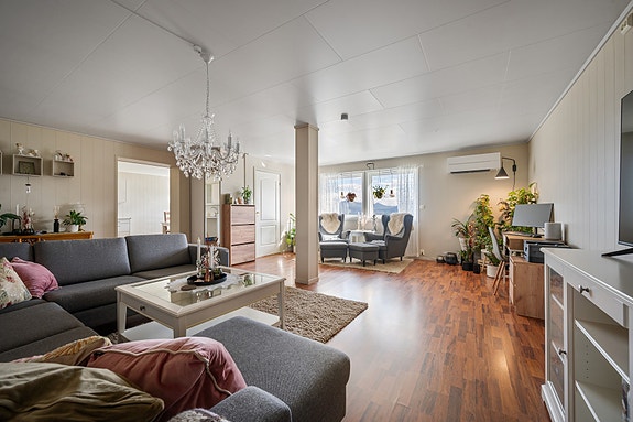 Stuen er romslig og deler seg i flere soner