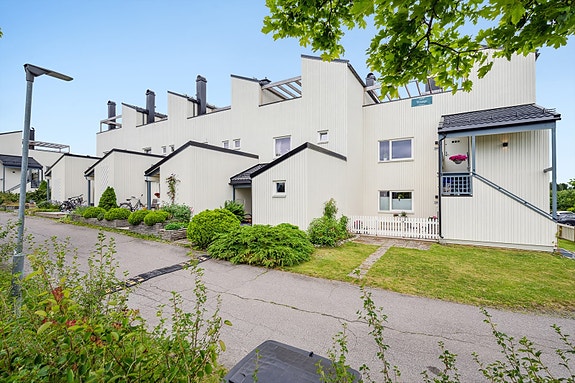 Velkommen til visning i Lensmann Haaversens vei 203 - Pen endeleilighet over 2 plan med stor takterrasse og garasjeplass.