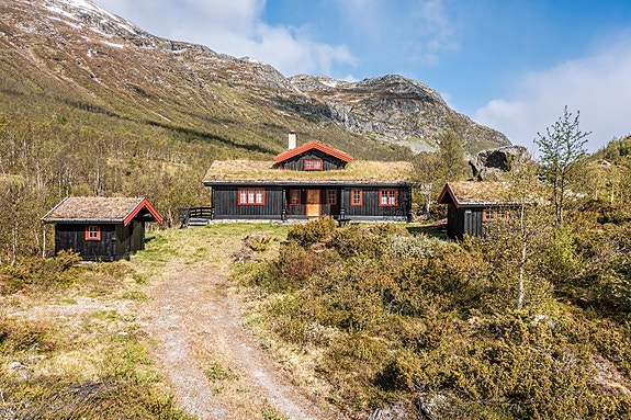 Fjellmegleren har gleden av ønske velkommen til denne naturskjønne eiendommen i Mørekvamdalen.
