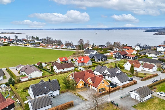 Eiendommen ligger i et rolig og tilbaketrukket nabolag med kort vei til skog, fjord og sjø.