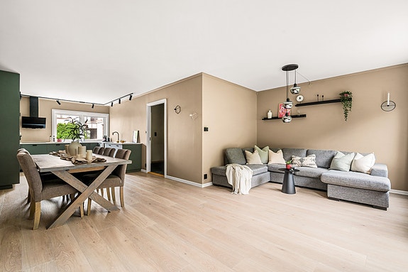 Skjenlien 117B er presentert av Tarek Bergfjord ved Bergby & partners.