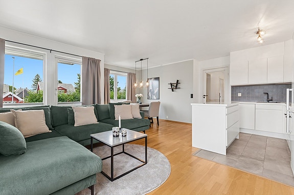 Velkommen til Torvgata 20A - en lys og tiltalende 3-roms hjørneleilighet med sentral og ettertraktet beliggenhet.