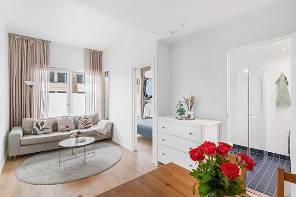 Stuen har en generøs takhøyde på 2,95 meter.