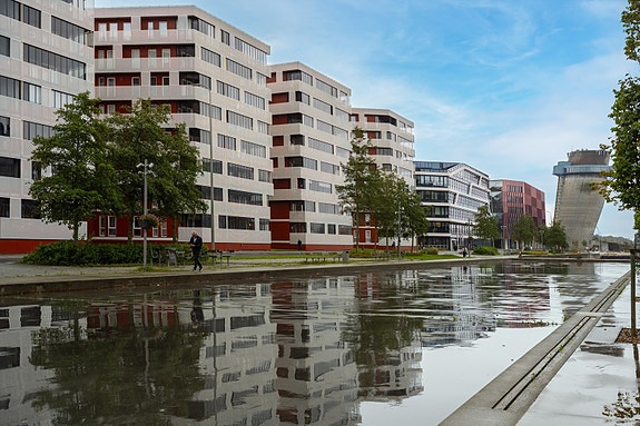 Blokken ligger i et attraktivt område med umiddelbar nærhet til Stadionparken kjøpesenter, matbutikk, apotek og treningssenter. God offentlig kommunikasjon med både togstasjon og bussveien.