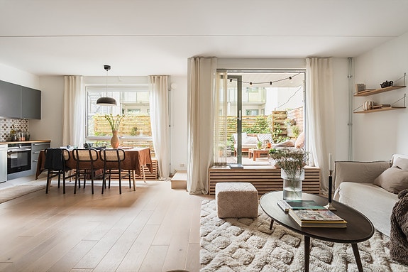 Moderne og innbydende 4-roms med skjermet uteplass med tilkomst til hage. Garasjeplass m/ lader. Fantastisk beliggenhet!