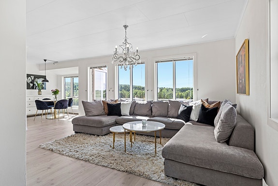 Velkommen til denne innholdsrike og flotte 4-roms leiligheten i Elgtråkket 48F!